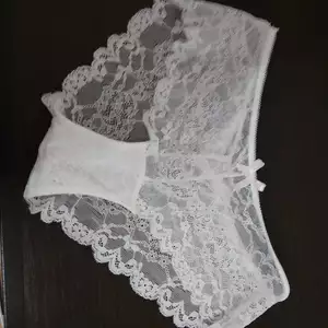Białe koronkowe figi, erotyczna uczta