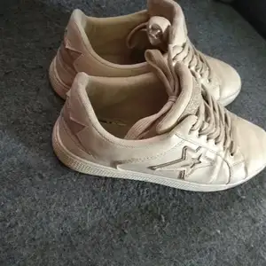 znoszone adidasy z wakacyjną przygodą