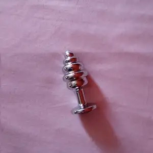 Prążkowany koreczek analny z mojej pupci