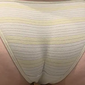 Zółte majteczki w paseczki