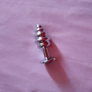 Prążkowany koreczek analny z mojej pupci