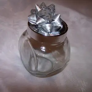 Słoiczek z brązem, kał w ozdobnym słoiczku