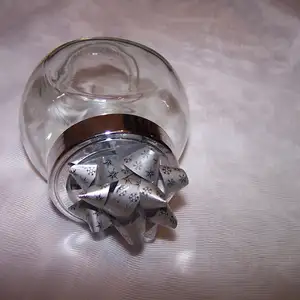 Słoiczek z brązem, kał w ozdobnym słoiczku