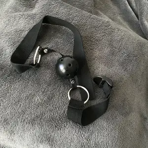 Knebel + troszkę ślinki w pudełku