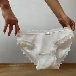 Niewinne i zmysłowe białe delikatne figi