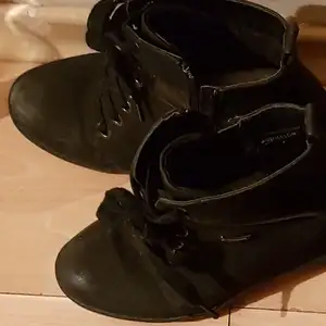 Buty na koturnie