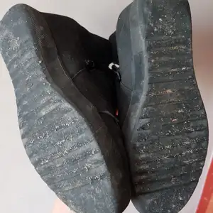 Buty na koturnie