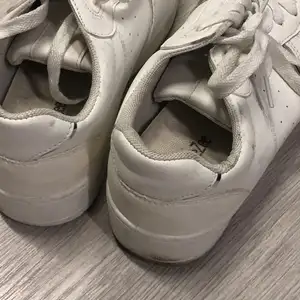 Stare śmierdzące adidaski w pakiecie skarpety