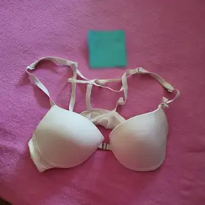 Znoszony biustonosz na szelkach