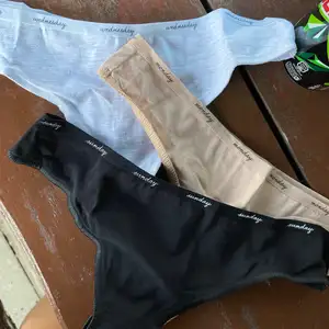 3 pary seksownych stringów