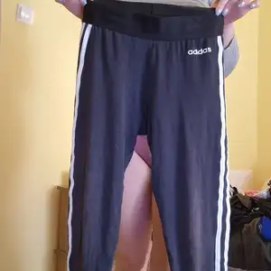 Bawełniane leginsy adidas znoszone