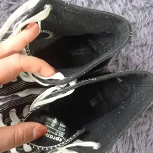 Trzymiesięczne trampki młodej siksy