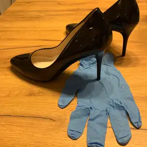 Handjob w rękawiczkach