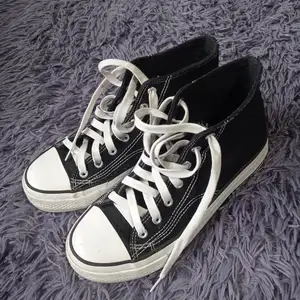 Trzymiesięczne trampki młodej siksy