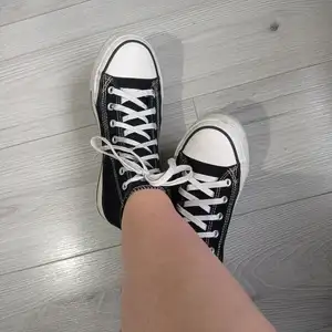 Trzymiesięczne trampki młodej siksy