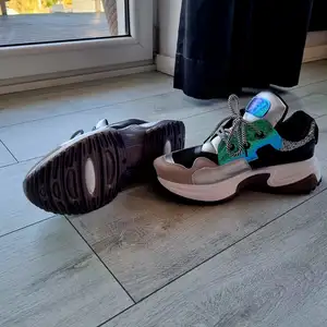 Kolorowe adidasy