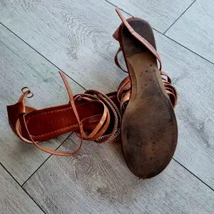 Brązowe latnie buty.