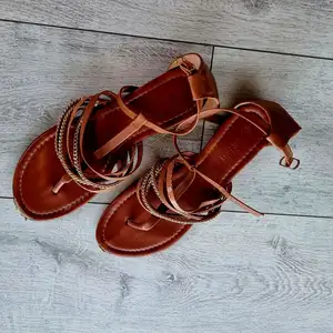 Brązowe latnie buty.