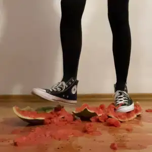 brudna zabawa arbuzem i ogórkiem