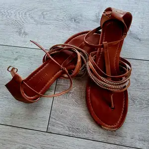 Brązowe latnie buty.
