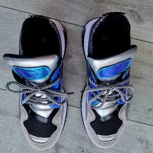 Kolorowe adidasy