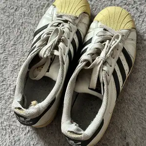Zajechane śmierdzące adidas superstar