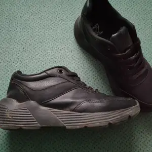 Sneakersy