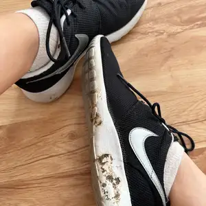 Mocno zajechane i zbłocone buty sportowe