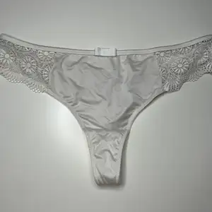 Białe majteczki stringi