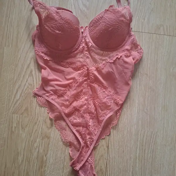 Różowe koronkowe body