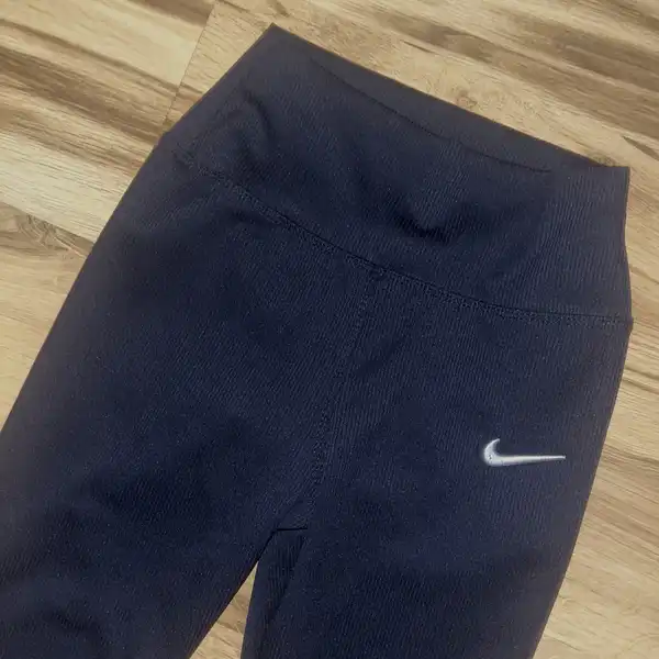 Obcisłe legginsy Nike od studentki