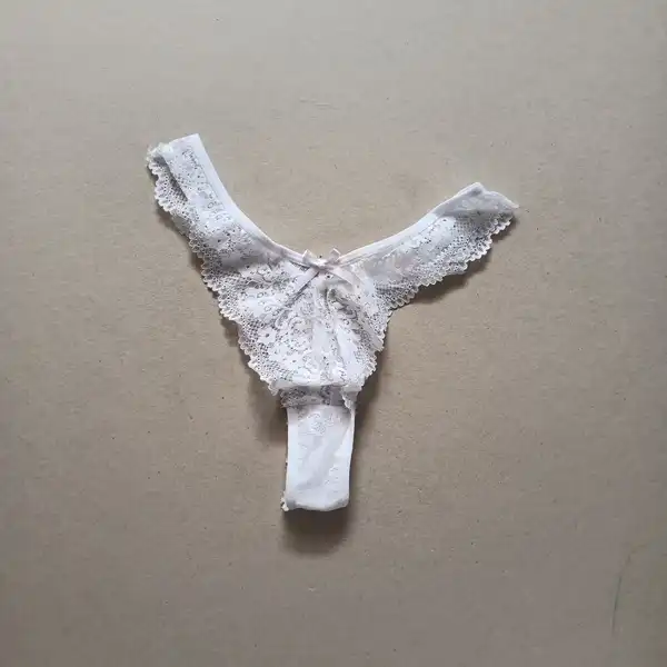 Białe koronkowe stringi