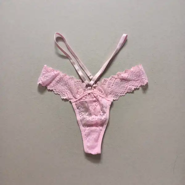 Śliczne sexy różowe majteczki z paseczkami i koronką