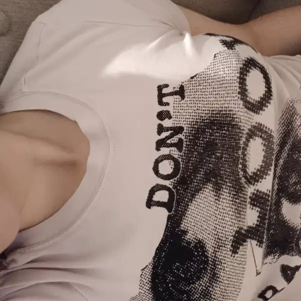 obcisły różowy t-shirt przepocony śmierdzący po całym dniu