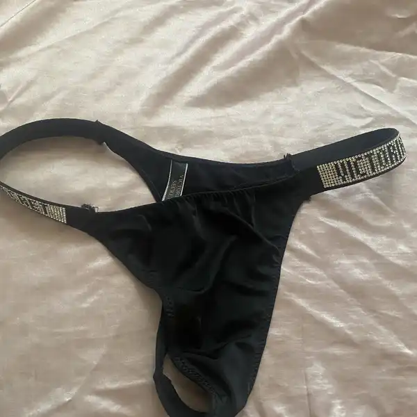 Majtki escortki stringi czarne Victoria’s Secret z cekinami