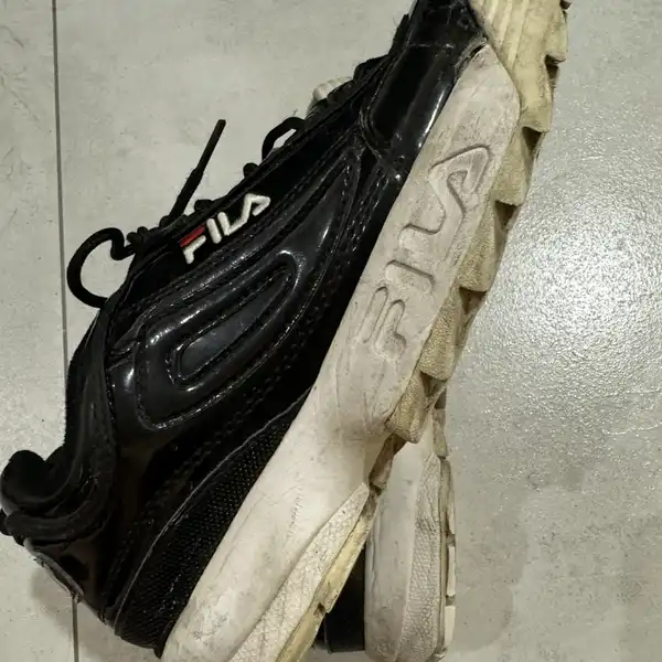 Przetyrane buty sportowe Fila  ze stóp Dominy femdom brudne obuwie adidasy podeszwy