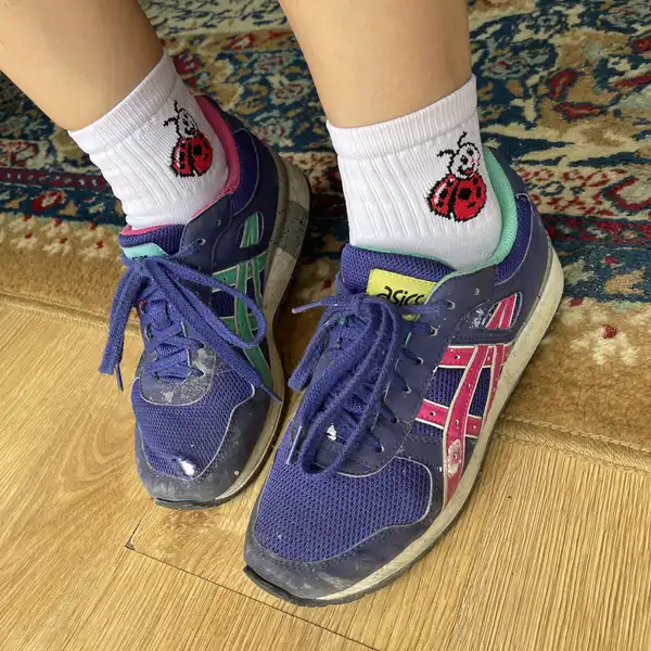 Zniszczone buty sportowe