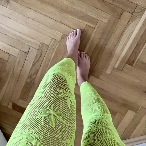 Neonowe legginsy z dziurą na tyłku