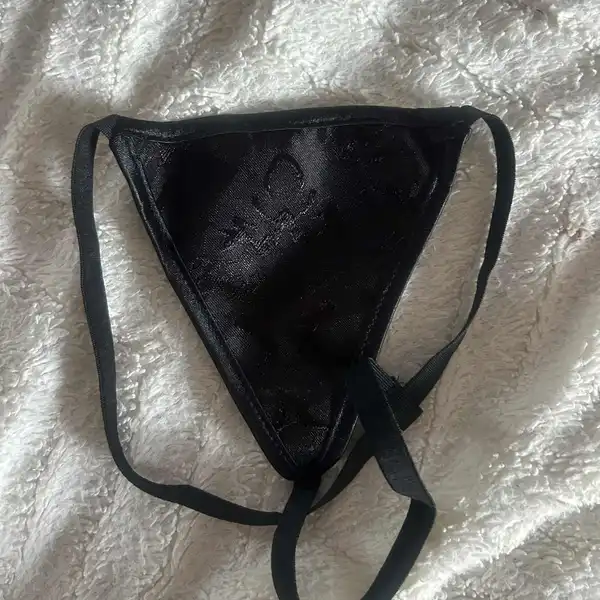 Spocone stringi prosto z cipki uroczej nastolatki <3