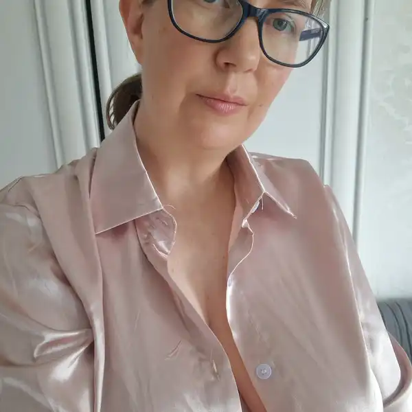 Elegancka bluzka bizneswoman mocno spocona