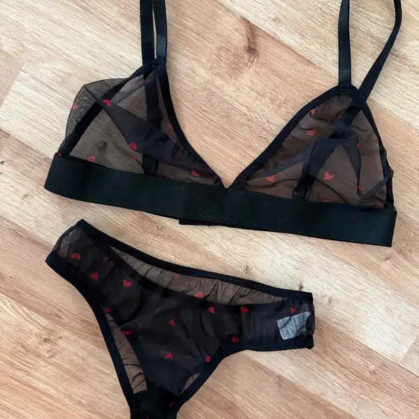 Przezroczysta, lepka, konkretna – siateczka dla fetyszysty