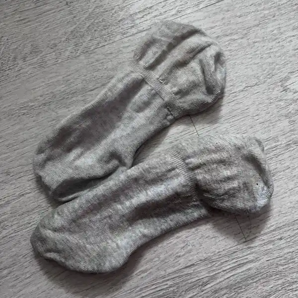 Szare brudne stopki