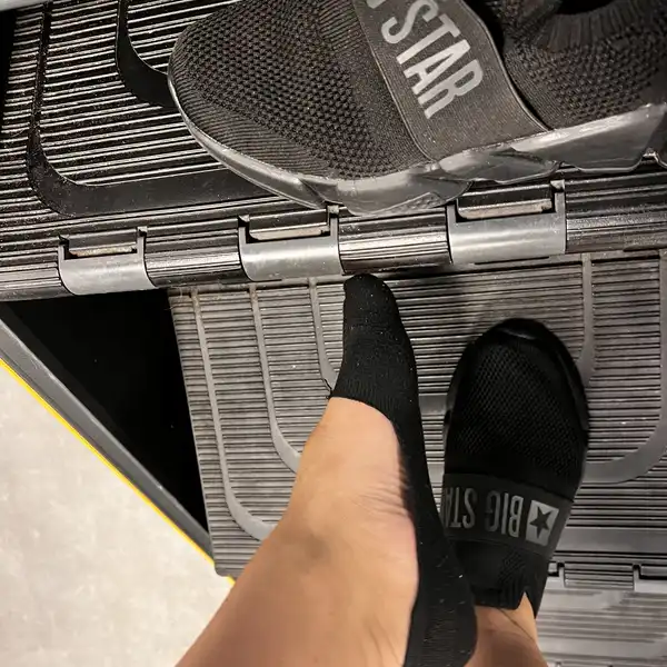 Buty i skarpetki po siłowni