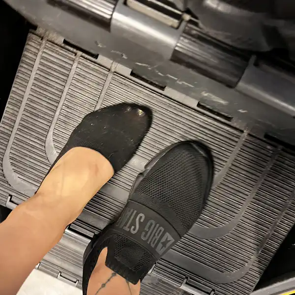 Buty i skarpetki po siłowni