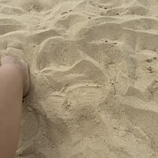 Zdjęcie stópek na plaży