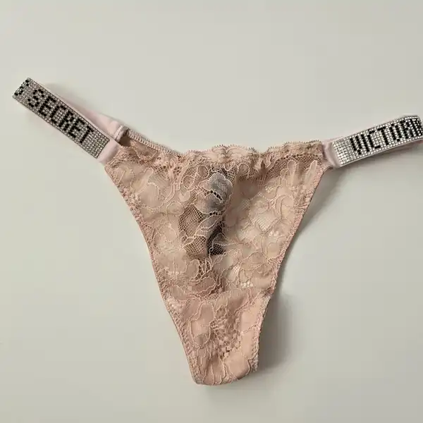 Ekskluzywne koronkowe majteczki Victoria's Secret prosto z ekskluzywnej cipki
