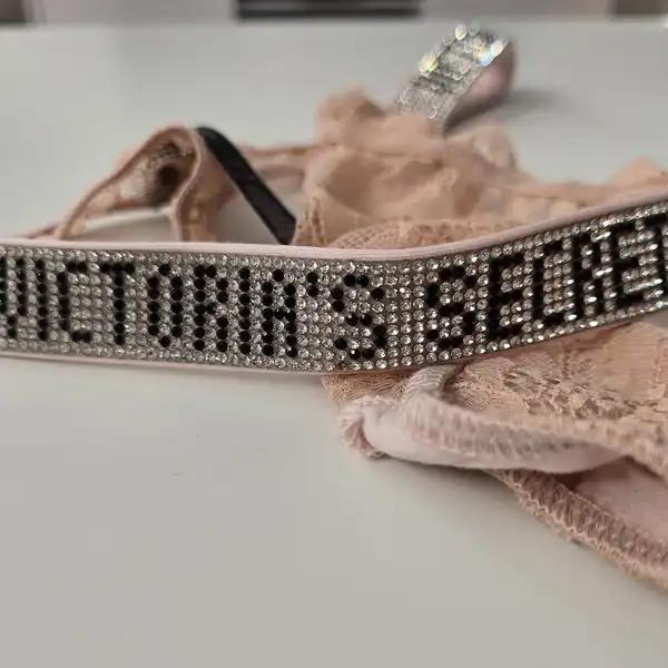 Ekskluzywne koronkowe majteczki Victoria's Secret prosto z ekskluzywnej cipki