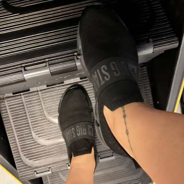 Buty i skarpetki po siłowni