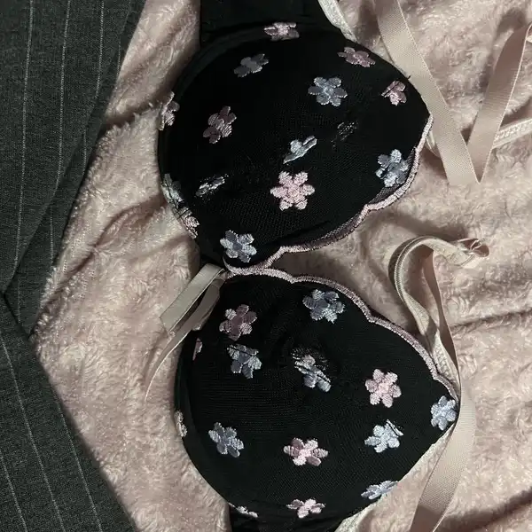 Kwiatowy sekret- uroczy staniczek z moich piersi