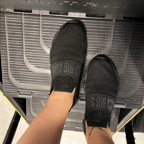 Buty i skarpetki po siłowni